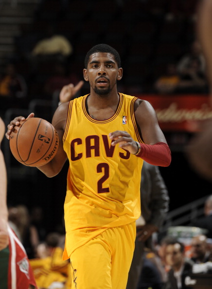 TA：阿莫林会坚持三后卫阵型，他认为这可以带领曼联重夺奖杯（TA：阿莫林将延续三中卫体系，坚信此举能助曼联再捧冠军）