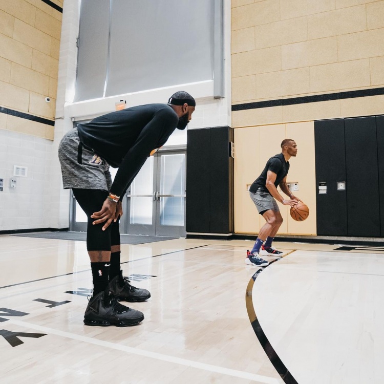 NBA：湖人加时险胜掘金 詹姆斯砍下38分（詹姆斯38分助湖人加时险胜掘金）