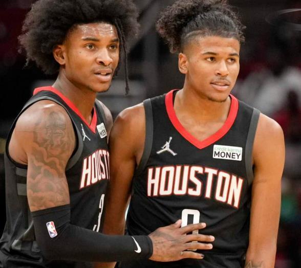 米体：斯帕莱蒂考虑放弃无锋阵，重新启用2名进攻中场+1名中锋（米体：斯帕莱蒂或放弃无锋战术，改用两名进攻中场搭配一名中锋）