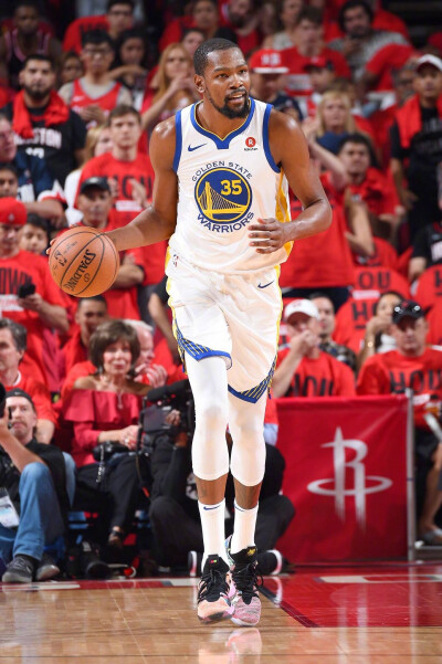 杜克兰特连续得分，全队士气高涨（杜克兰特连连得分，球队士气飙升）