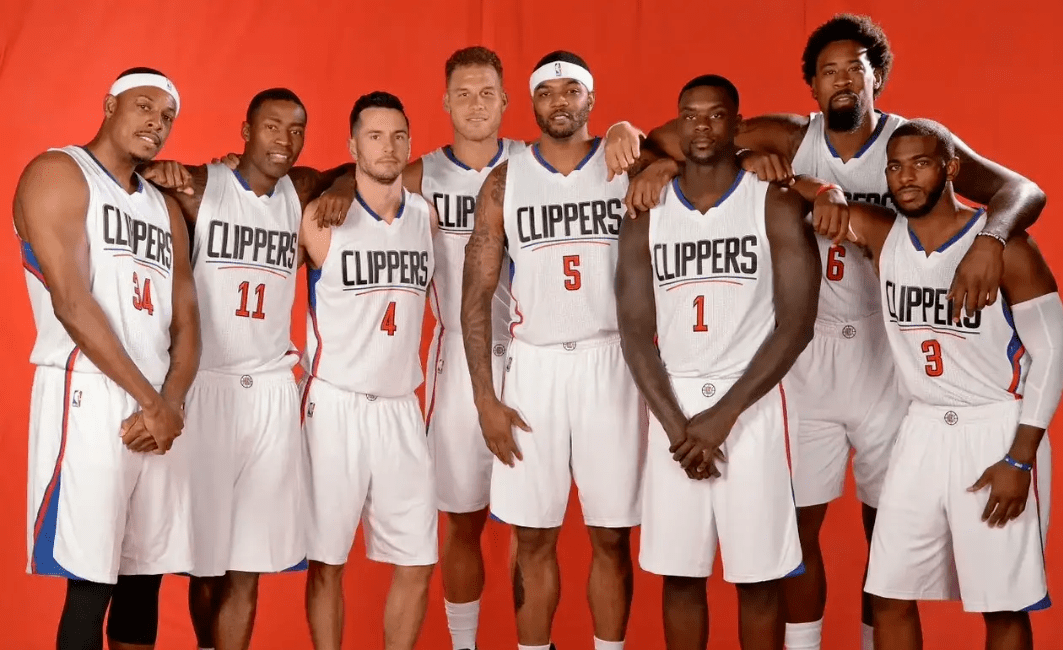 记者：王刚伤情比想象中好，侯森缝了20多针坐火车返京（记者称王刚伤势好于预期，侯森缝20余针已乘火车回京）