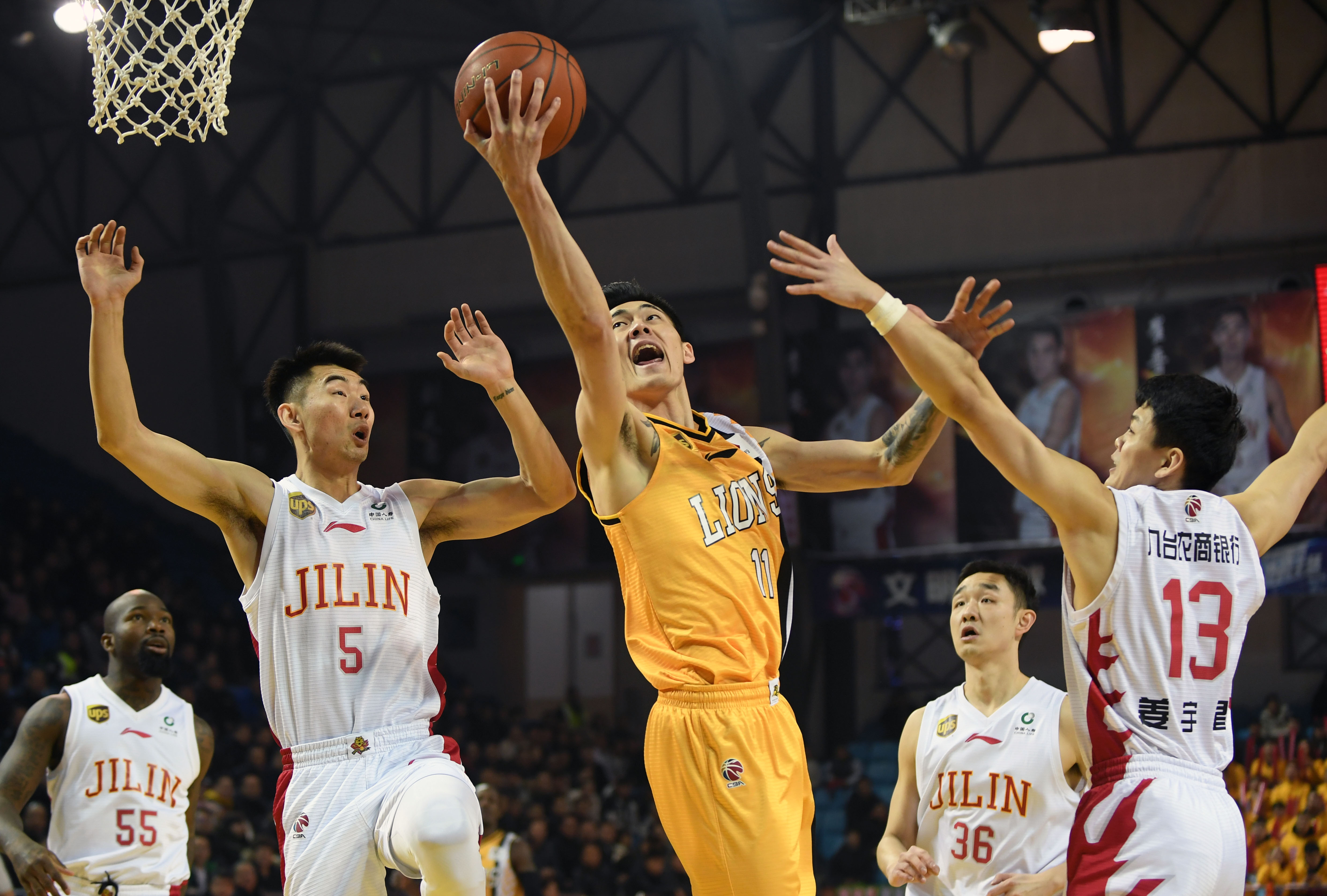 哈兰德晒与母亲、哥哥合照：老大、我和我哥（哈兰德发文晒与母亲、哥哥同框合影：配文称'老大、我和我哥）