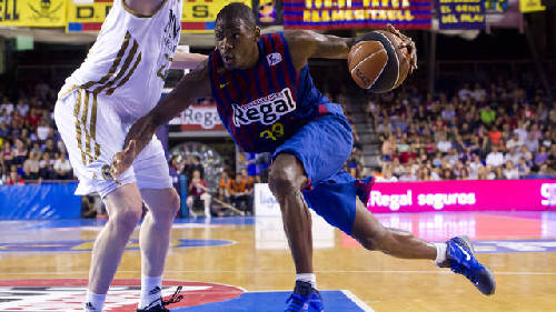 反对家暴，克雷莫内塞球衣背后印的是与球员关系密切女性名字（克雷莫内塞倡议反家暴：球衣背后印与球员关系密切的女性姓名）