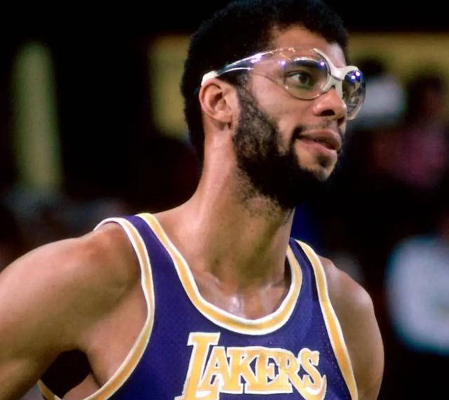 足球意大利名将宣布退役，时代落幕（意大利足坛传奇宣布挂靴，一个时代谢幕）